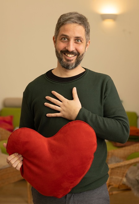 Psychologe Schabetsberger mit Herz in der Hand