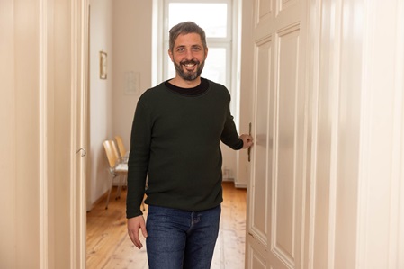 Tobias Schabetsberger in Tür der psychologischen Praxis 1090 und 1200